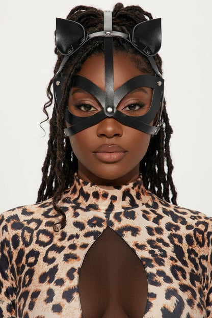 Ms Cat'n around Mask